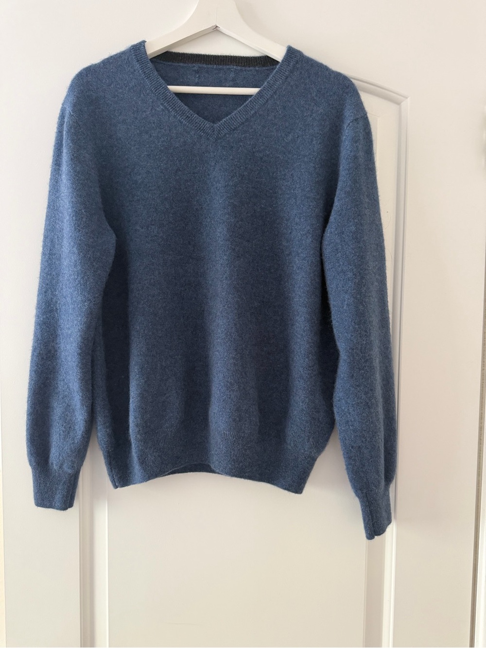 Tahari Men's V-Neck Sweater in Slate Blue , size M/L